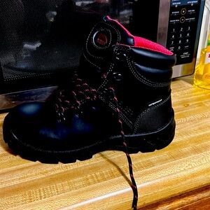 Steel toe, water proof size 7 wide brand new never worn